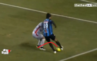 VIDEO: Bị kèm chặt, Ronaldinho dùng tuyệt chiêu xâu kim đối thủ